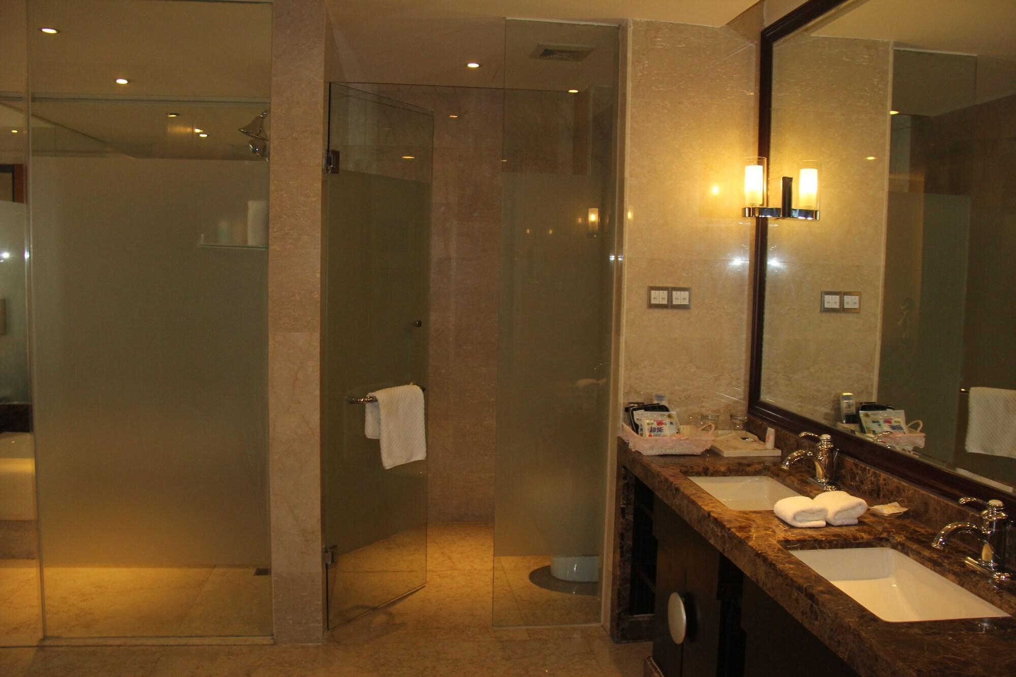 Weifang Ramada Plaza Hotel Екстер'єр фото